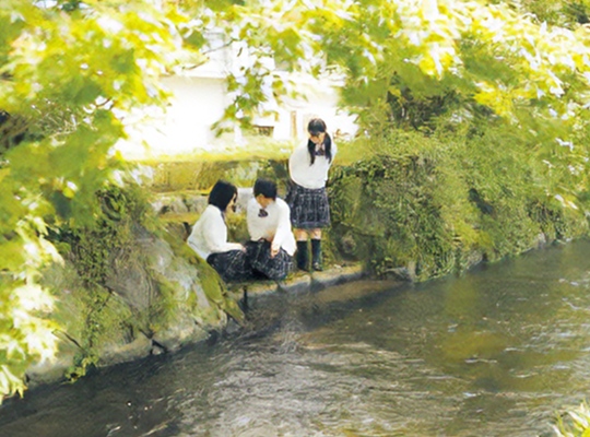 校内を流れるせせらぎの写真